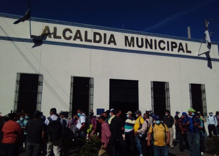 Alcaldía de Santa Tecla impide el ingreso a 71 trabajadores que debían ser reinstalados por orden judicial