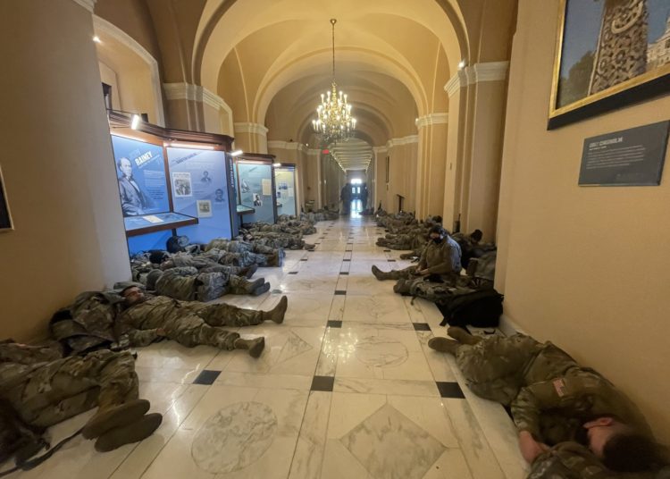 Decenas de miembros de la Guardia Nacional de EE.UU. son captados durmiendo en el suelo de los pasillos del Capitolio