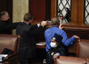 (VIDEO) Enfrentamiento armado entre partidarios de Trump y la Policía dentro del Capitolio de EE.UU. deja al menos una mujer herida