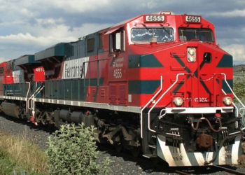 (VIDEOS) Un tren embiste a una patrulla en el estado de México y el conductor se salva justo a tiempo