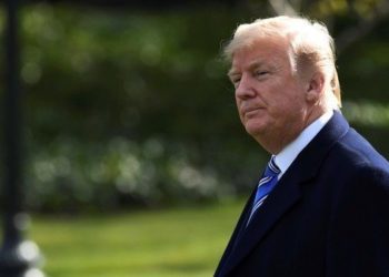 Un avión sobrevuela la casa de Trump con dos pancartas calificándole de «patético perdedor» y «peor mandatario de la historia»