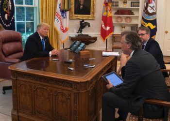 Biden mandó a eliminar un “botón rojo” que Trump instaló en el escritorio de la Oficina Oval para pedir sodas