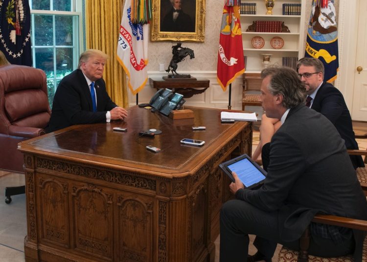 Biden mandó a eliminar un “botón rojo” que Trump instaló en el escritorio de la Oficina Oval para pedir sodas