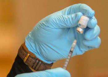 Las nuevas variantes del COVID-19 desafían a las vacunas