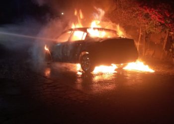 Un vehículo se incendia en ruta a Los Naranjos y provoca caída de un cable eléctrico que realiza descargas