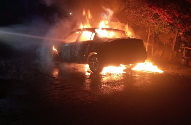 Un vehículo se incendia en ruta a Los Naranjos y provoca caída de un cable eléctrico que realiza descargas