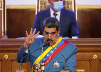 Maduro le ordenó a la Asamblea Nacional chavista discutir un nuevo cambio a la bandera de Venezuela