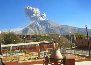 Perú vigila flujos de lodo en el volcán Ubinas