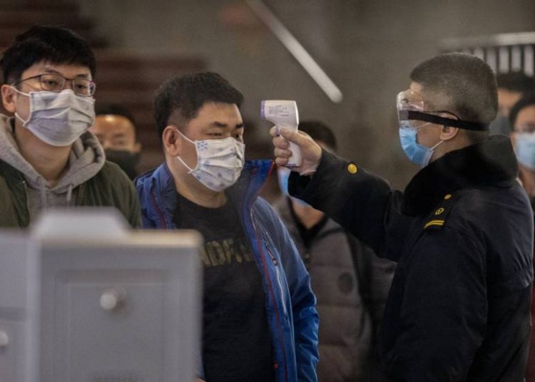 Familiares de víctimas de covid-19 en Wuhan denuncian que el gobierno chino los quiere callar