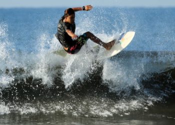 Surfistas salvadoreños ya planifican su participación en el World Surfing Games 2021