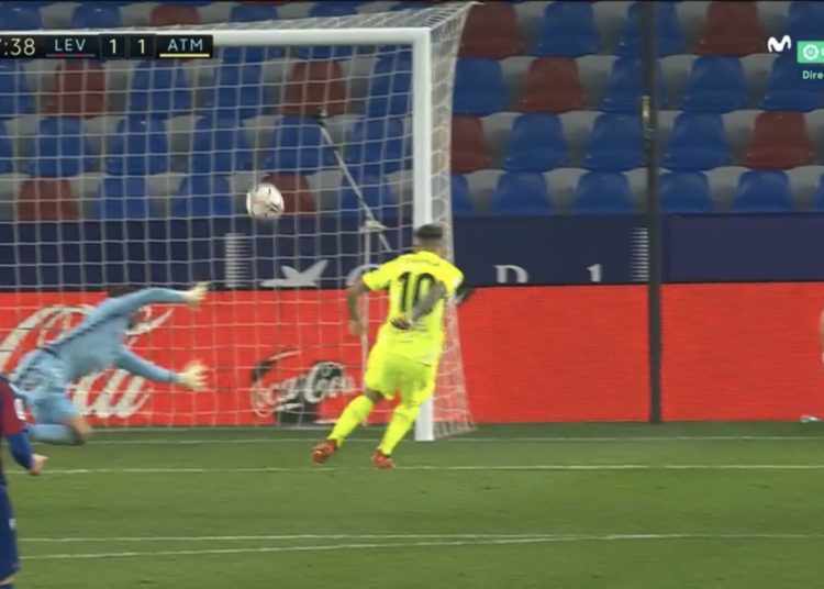 (VIDEO) La leyenda de la “Dama Blanca”, el fantasma que cuida el arco del Levante y le hizo errar un gol insólito a Ángel Correa