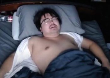(VIDEO) Un ‘youtuber’ gana 16.000 dólares por dejar que sus seguidores le molesten mientras duerme