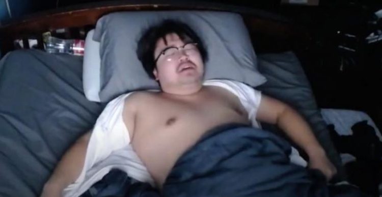 (VIDEO) Un ‘youtuber’ gana 16.000 dólares por dejar que sus seguidores le molesten mientras duerme