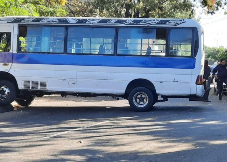 Tres hombres heridos dejó un ataque a un microbús 11B en Barrio Modelo de San Salvador