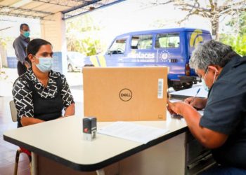 Computadoras son entregadas a estudiantes de bachillerato en Ilobasco, Cabañas