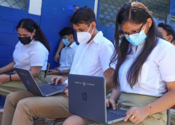 Ministerio de Educación entrega computadoras a estudiantes de bachillerato en Soyapango