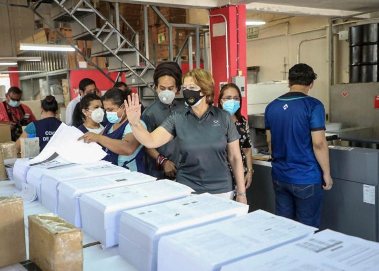 Ministra de Educación verifica producción de Guías de Continuidad Educativa que recibirán estudiantes durante año escolar