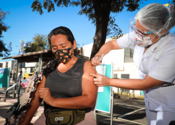 Jornada médica gubernamental llega al parque Centenario y escuela Francisco A. Gamboa en la capital