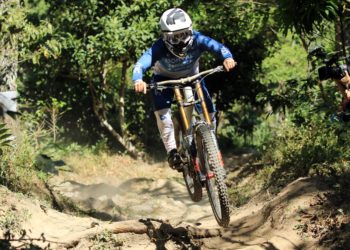 La ciclista salvadoreña Mariana Salazar se foguea previo al campeonato de downhill
