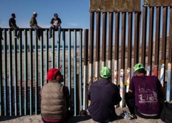 Biden derogó la emergencia migratoria que usó Trump para financiar el muro con México