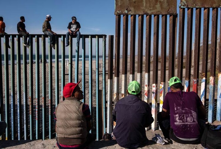 Biden derogó la emergencia migratoria que usó Trump para financiar el muro con México