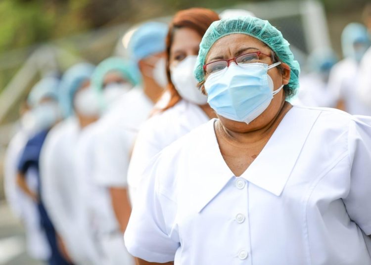 Conozca a la primera persona que recibe vacuna contra el Covid-19 en El Salvador