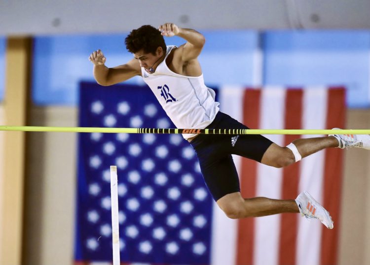 El salvadoreño Natán Rivera ocupa el tercer lugar en salto con pértiga en el inicio de la temporada universitaria bajo techo en EE.UU.