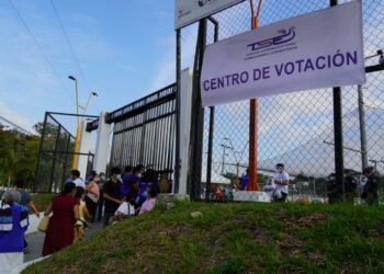 Distintos Centros de Votación continúan negando el acceso a electores y miembros de las JRV