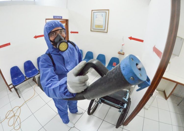 Desinfectan Unidad de Salud Nuevo Cuscatlán para garantizar la salud de médicos y pacientes