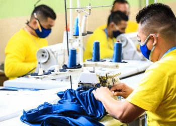 Reos confeccionan uniformes para personal del Hospital Nacional Zacamil