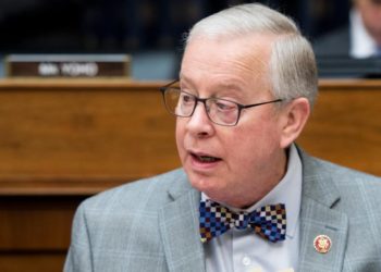 Muere primer congresista estadounidense víctima de covid-19