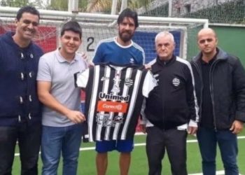 A los 44 años, el ‘Loco’ Abreu firmó contrato para jugar en Brasil y suma 30 clubes en su carrera