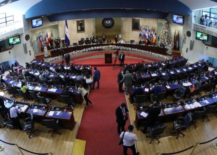 Encuesta de la UES confirma rechazo de la población al desenvolvimiento de los diputados