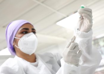 Personal de primera línea en Sonsonate reciben vacunas anti-covid-19