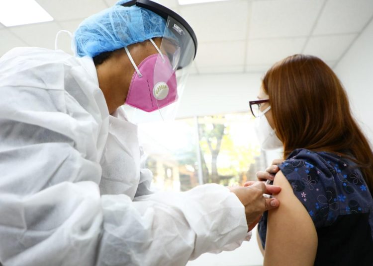 Se realiza jornada de vacunación contra Covid-19 al personal de Hospital “Dr. José Molina Martínez”