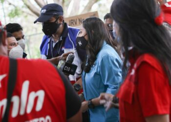 Secretaria de comunicaciones emite su voto y es asediada por simpatizantes de ARENA y FMLN