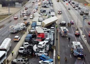 Al menos 5 muertos y decenas de heridos deja enorme accidente con casi 100 autos en una autopista congelada de Texas