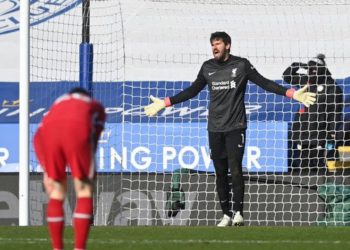 (VIDEO) Otro error de Alisson le costó caro al Liverpool