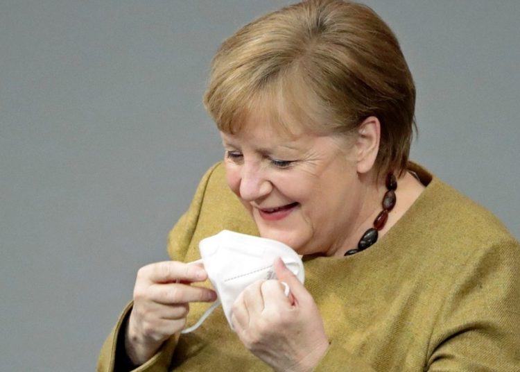 (VIDEO) Angela Merkel olvida ponerse la mascarilla y protagoniza un gracioso momento