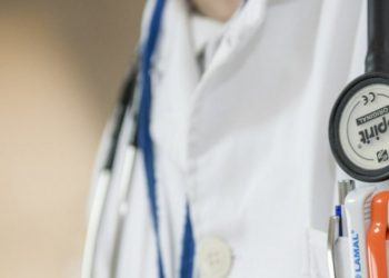 Un joven de 19 años se hizo pasar por médico en Argentina y atendió a pacientes de covid-19, uno de ellos falleció