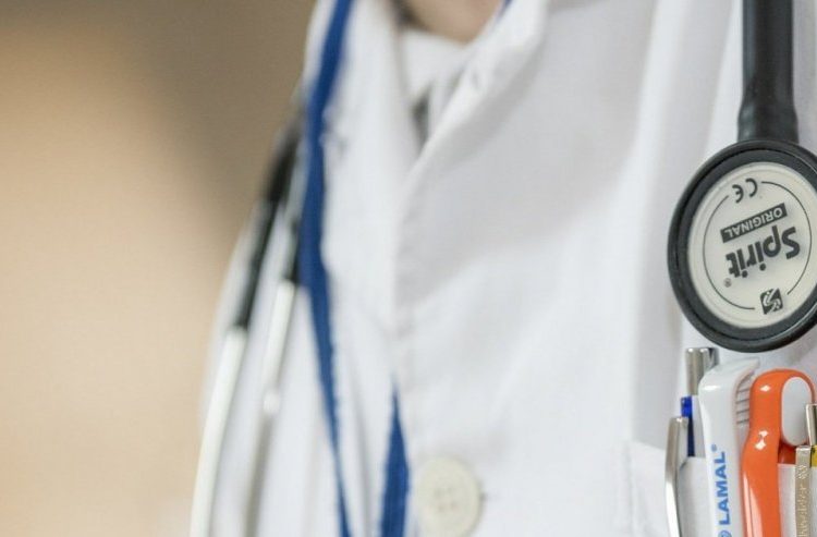 Un joven de 19 años se hizo pasar por médico en Argentina y atendió a pacientes de covid-19, uno de ellos falleció