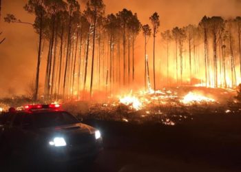 Fuertes vientos avivan un enorme incendio forestal en el suroeste australiano