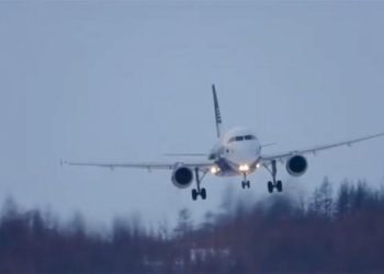 (VIDEO) Espectacular aterrizaje de lado de un avión de pasajeros en medio de viento cruzado