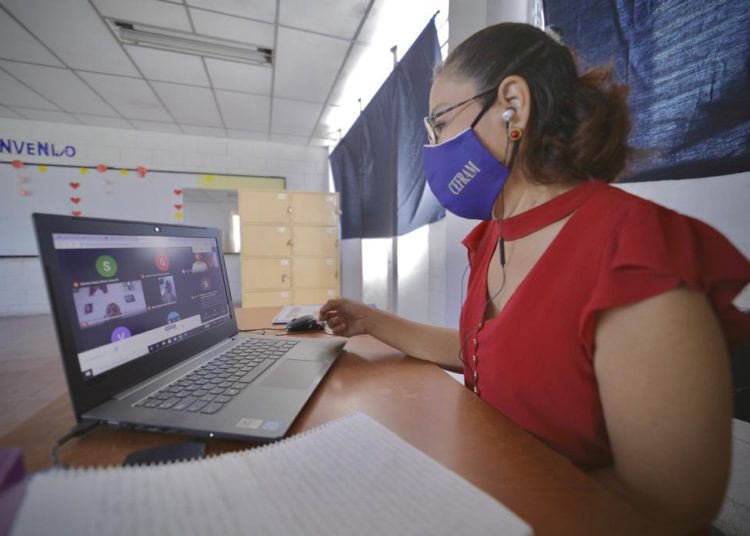 Este lunes arrancó el año lectivo de manera virtual, televisiva y radial en el sector público