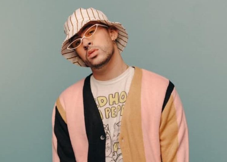 (VIDEO) Bad Bunny se sube al ring y ataca a dos superestrellas de la WWE con una plancha cruzada voladora