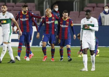 El Barcelona con doblete de Messi goleó al Elche en el Camp Nou y se acerca al Atlético de Madrid