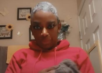 (VIDEO) Una bloguera usa pegamento en lugar de laca para el cabello e ingresa al hospital tras no poder quitárselo durante un mes