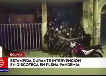 (VIDEO) En Bolivia la policía interrumpe una fiesta clandestina que termina en avalancha humana