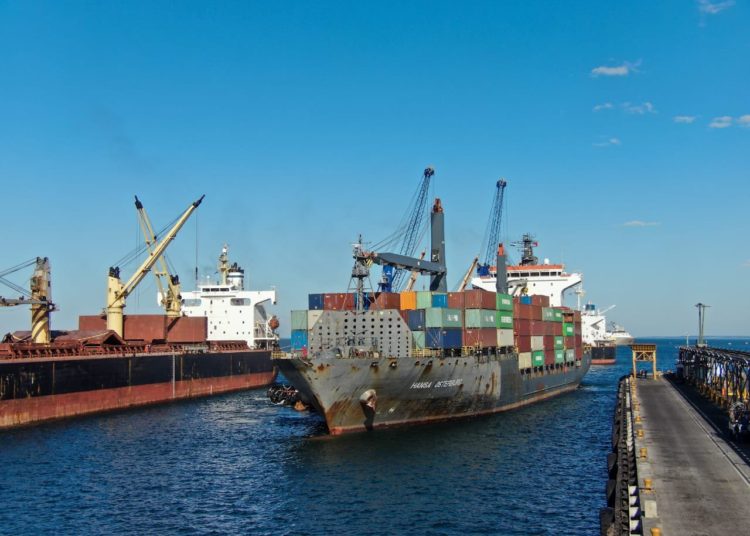 Buque Hansa Osterburg llega a El Salvador con 1,201 toneladas métricas de alimentos