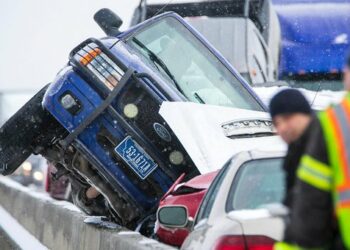 Espectacular choque en cadena de 30 vehículos en Montana por las autopistas congeladas